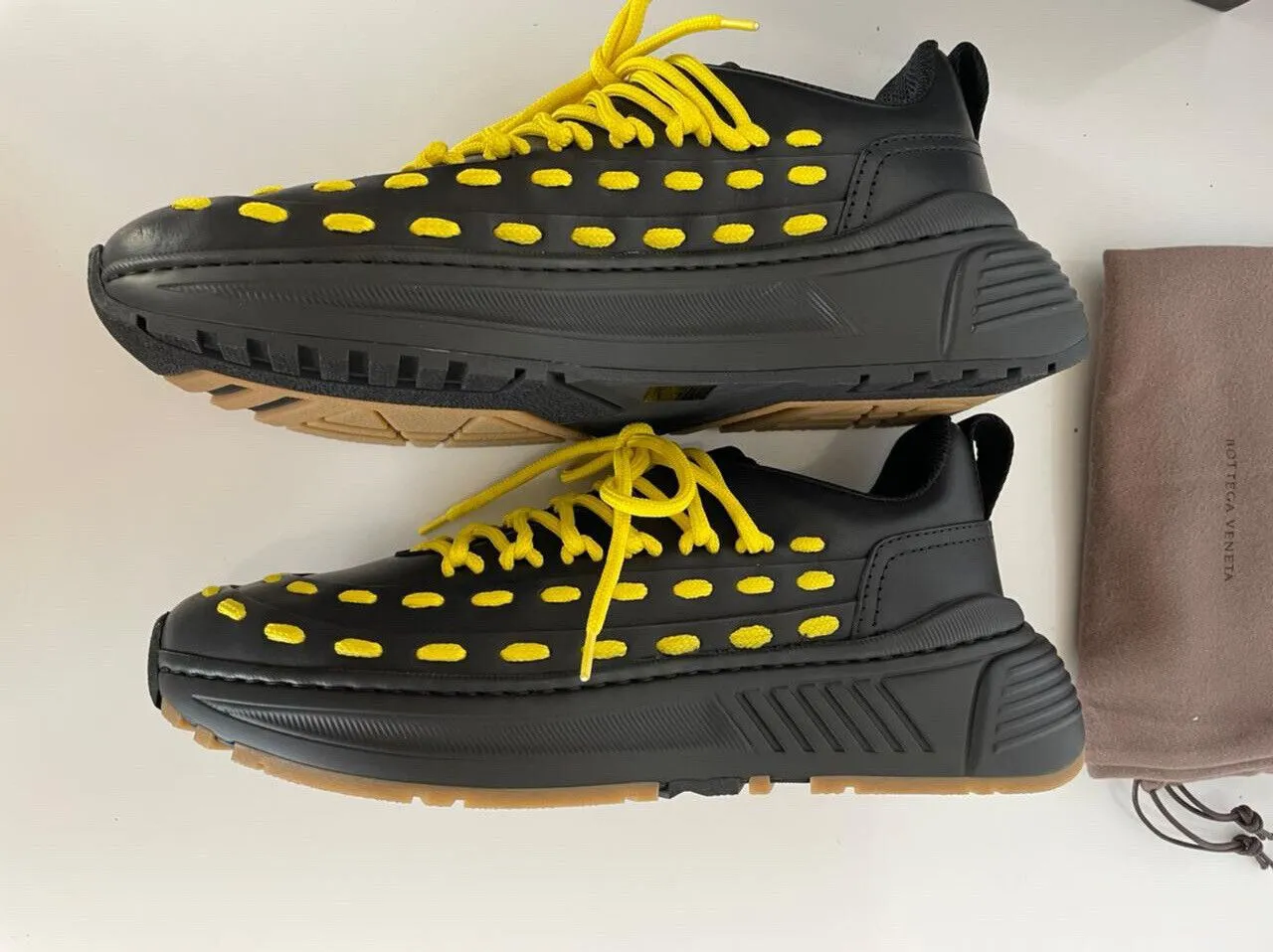 NIB $950 Bottega Veneta Mens Leather Black/Yellow Sneakers 9.5 US (42.5) 578305
