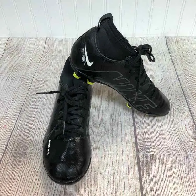 Nike Black Size 2.5 Boys Cleats
